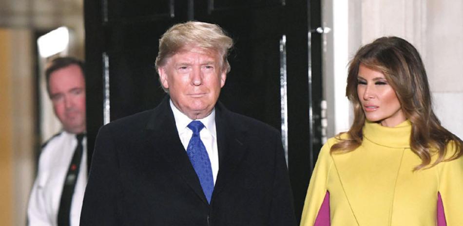 Donald J. Trump y su esposa Melania Trump, llegan a la calle Downing 10, para una recepción, ayer. EFE