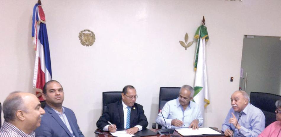El embajador de Guatemala, Rudy A. Coxaj, firma junto al ministro de Agricultura, Osmar Benítez, el protocolo.