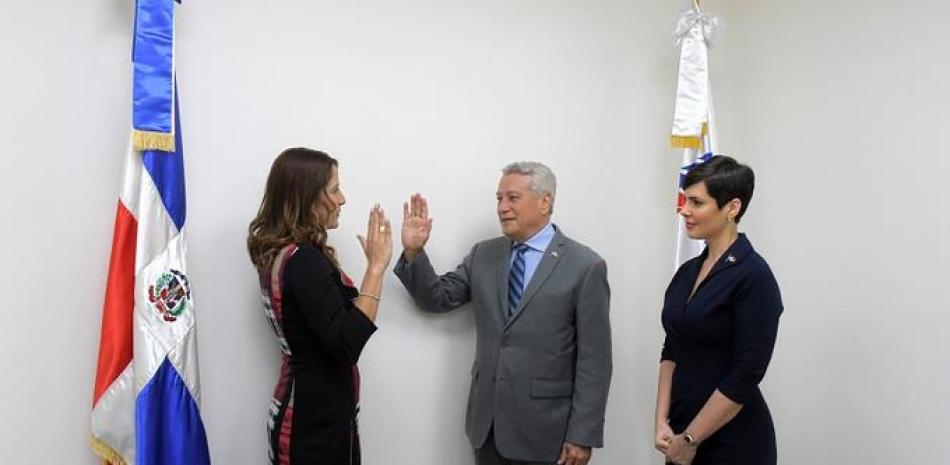 El ministro Nelson Toca Simó toma el juramento a la nueva Directora Ejecutiva de Pro Competencia, Jhorlenny Rodríguez Rosario, en presencia de la presidenta del organismo, Yolanda Martínez.