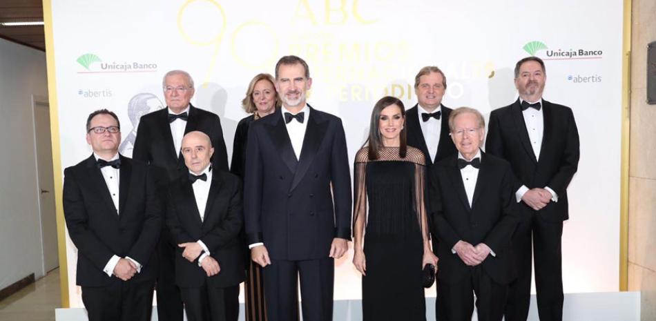 El empresario José Luis Corripio Estrada junto al rey Felipe, la reina Letizia, los demás galardonados y ejecutivos de ABC.