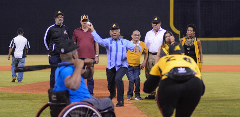 Magino Corporán realiza el lance de la primera bola. El partido fue dedicado al Día Internacional de la Discapacidad.