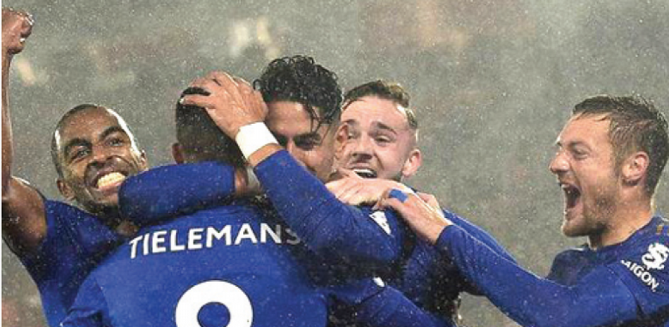 El triunfo del Leicester lo mantiene en la primera división de la liga. EFE / AFP
