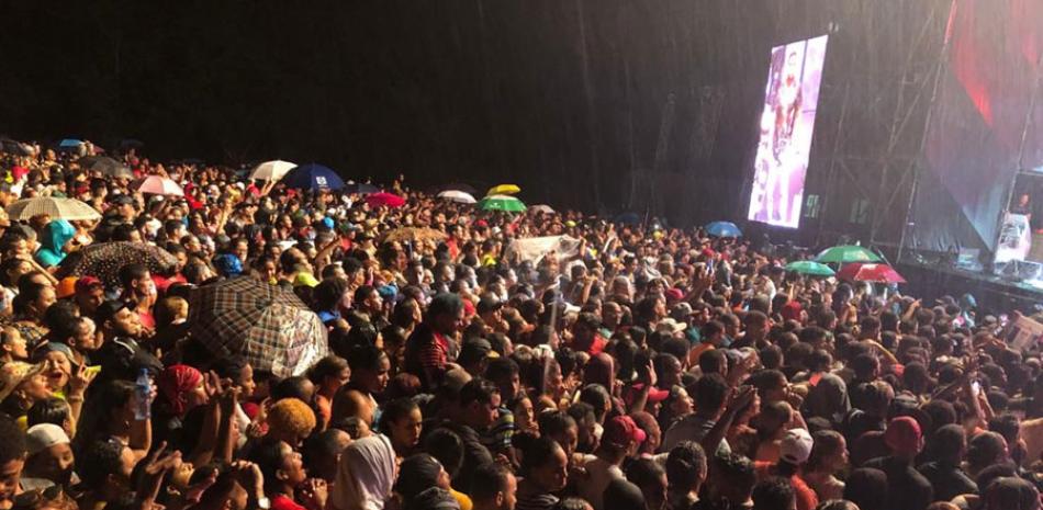 La multitud en Moca coreó bajo lluvia las canciones de Romeo Santos. ENVIADA
