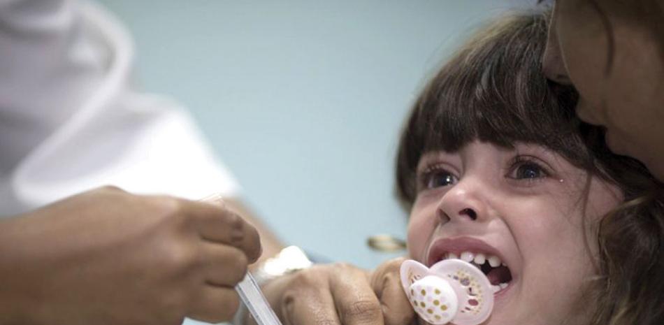 Lara Melo, de 3 años de edad, recibe la vacuna contra el sarampión en agosto, en Río de Janeiro. AP