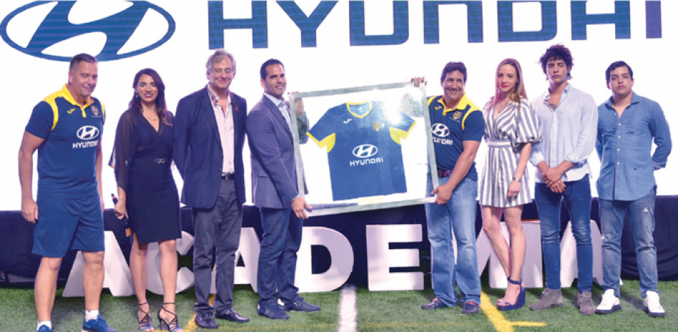Ejecutivos de Hyundai y el Santa Fe Football Club se unen en pro del deporte.