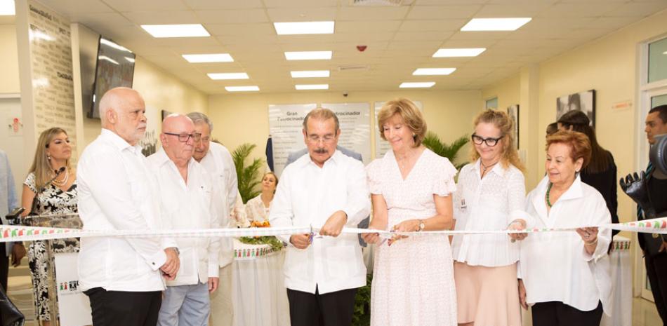 Danilo Medina corta la cinta para inaugurar el centro.