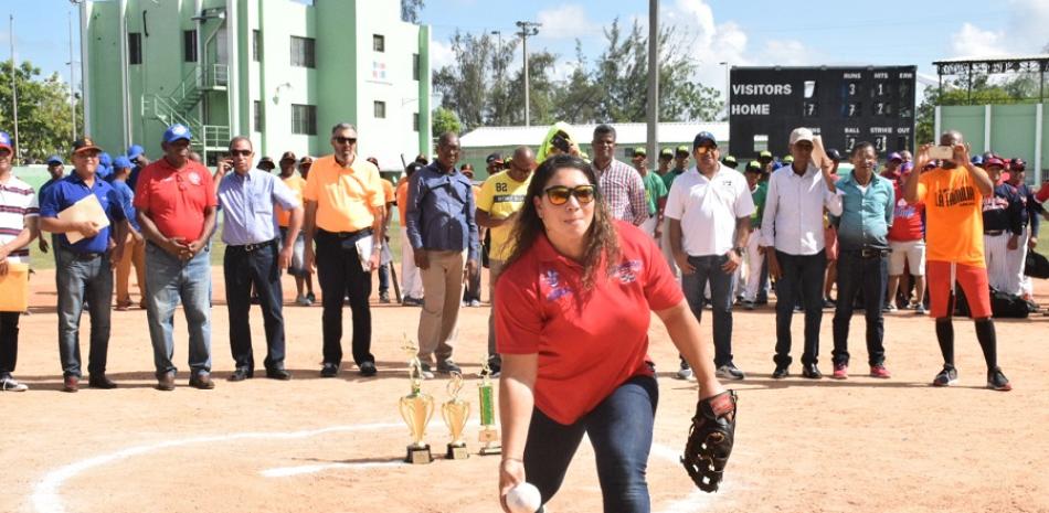 Leidy Paulio, ex selección nacional de softbol, realiza el lanzamiento de honor en la apertura del Máster Masculino de Softbol.