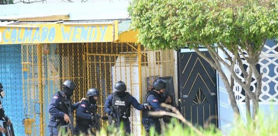 Agentes Swat durante el presunto secuestro en  Los Rosales, Santo Domingo Este. Foto: Raul Asencio/Victor Ramírez/Listín Diario.