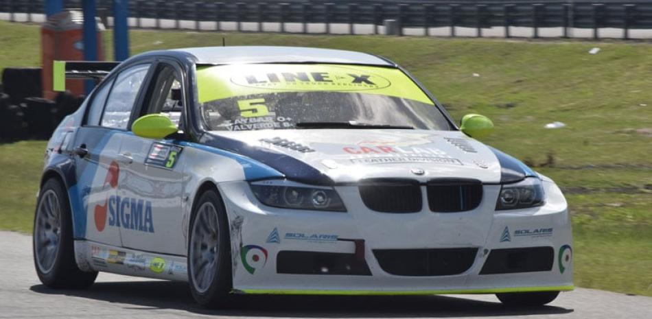 El BMW de Tonino Aybar recorre el trazado del Autódromo Petronan tras su victoria.