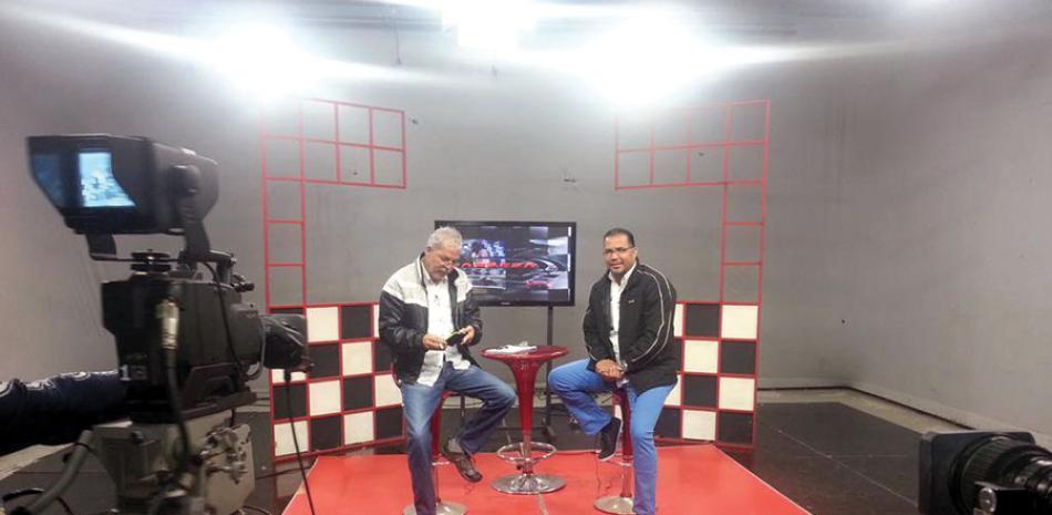 José y Aquiles Ramírez mientras realizaban una de las ediciones del programa “Carrera”, donde solo comentaban actividades relaciones a los deportes de velocidad.