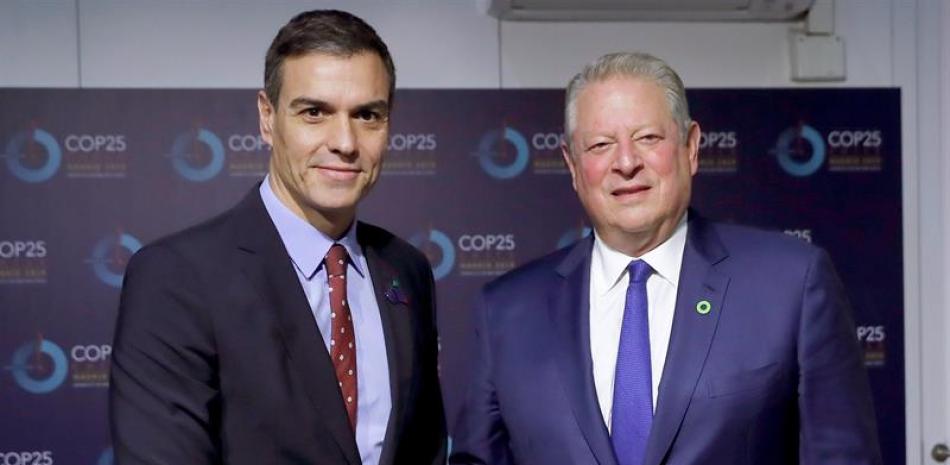 El presidente del Gobierno en funciones, Pedro Sánchez (i) saluda al exvicepresidente de los Estados Unidos, Al Gore,