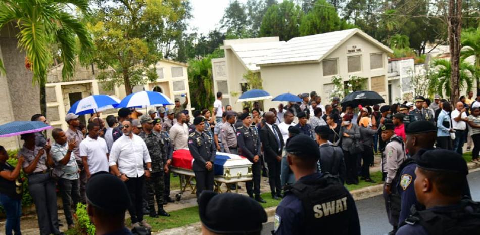 Oficiales, clases y alistados de la Policía Nacional, junto a familiares, dieron el último adiós al teniente Juan Mercedes Vásquez, asesinado el domingo en Los Rosales. J A MALDONADO
