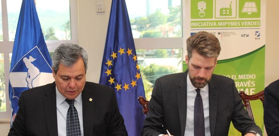 El BCIE, Gobierno de Alemania a través de KfW y la Unión Europea, a través de su Facilidad de Inversiones para América Latina (LAIF, en inglés) firmaron tres contratos que permitirán facilitar recursos a emprendedores y a la Mipyme amigable con el ambiente.