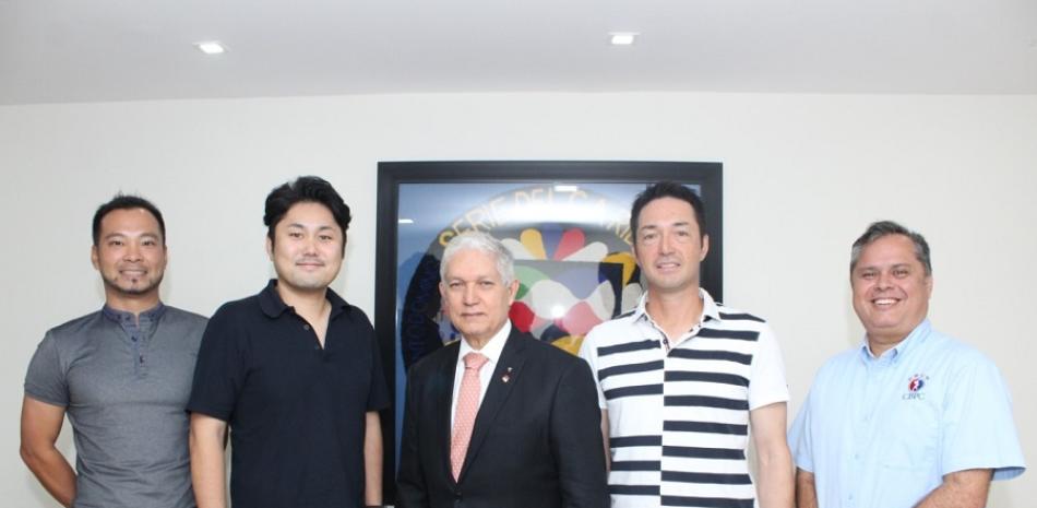 Juan Francisco Puello Herrera posa junto los ejecutivos de los equipo Yokohama  DeNa Baystars Baseball Club, Inc.de la Liga Profesional  Beisbol de Japón. Figura Ramón Ruiz, Director de Marcas de CBPC.