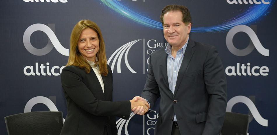 La señora Ana Figueiredo, CEO de Altice Dominicana y Manuel Corripio, presidente del Grupo de Comunicaciones Medios Corripio, luego de la firma del convenio.