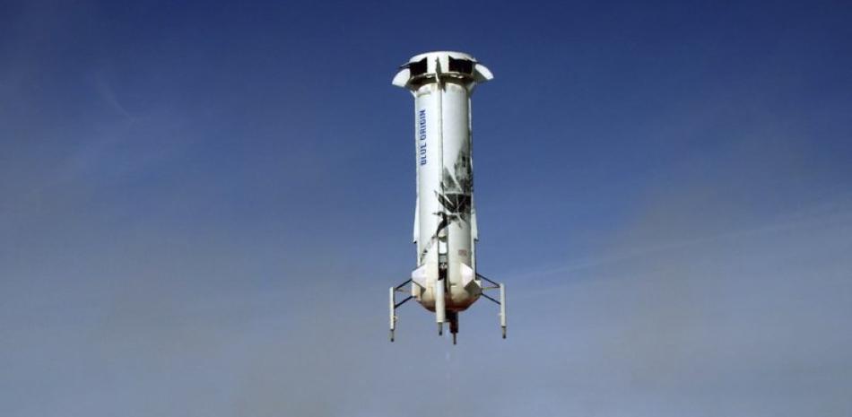 Imagen proporcionada por Blue Origin del cohete New Shepard aterrizando cerca de Van Horn, Texas. (Blue Origin via AP)