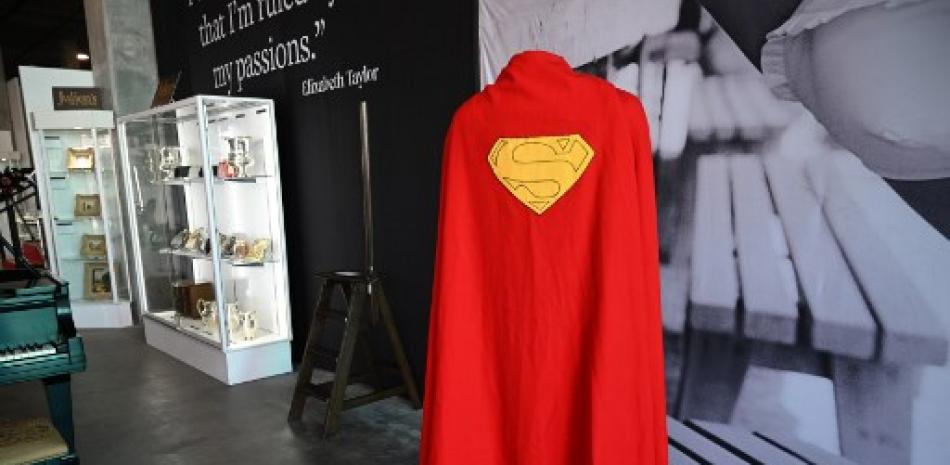 Una capa original de Superman usada por el actor Christopher Reeve en la película "Superman" de 1978. Robyn Beck/AFP.