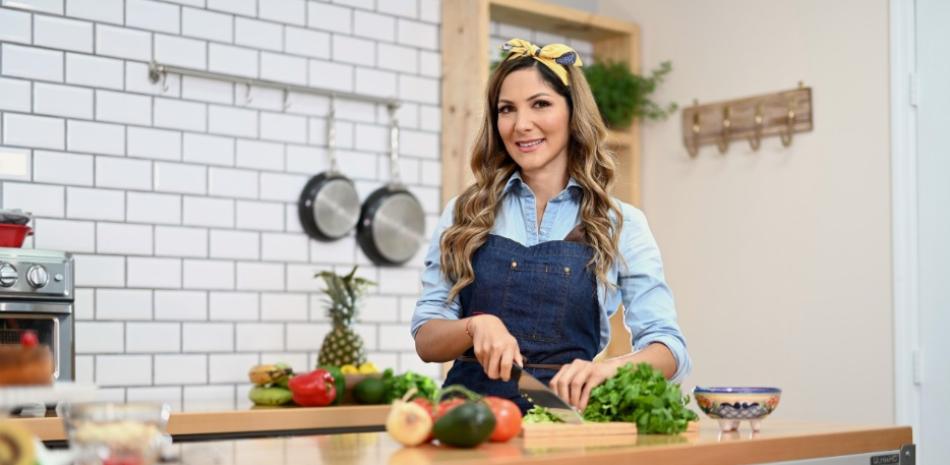 Fotografía promocional cedida por la editorial Penguin Random House donde aparece Johana Clavel, la chef venezolana especializada en comida saludable que presenta este domingo en Miami (Florida, EE.UU.) su nuevo libro "Cocina latina ligera", editado por Vintage Español y con el subtítulo de "Recetas y consejos para una vida más saludable". Como cada año, la Navidad se traduce en comidas familiares llenas de grasas saturadas, pero ya son muchas las personas que evitan "excesos" con apuestas más saludables, lo que a su vez crea "tradiciones más saludables", asegura una experta en aligerar las digestiones, la cocinera venezolana Johana Clavel. EFE/Penguin Random House