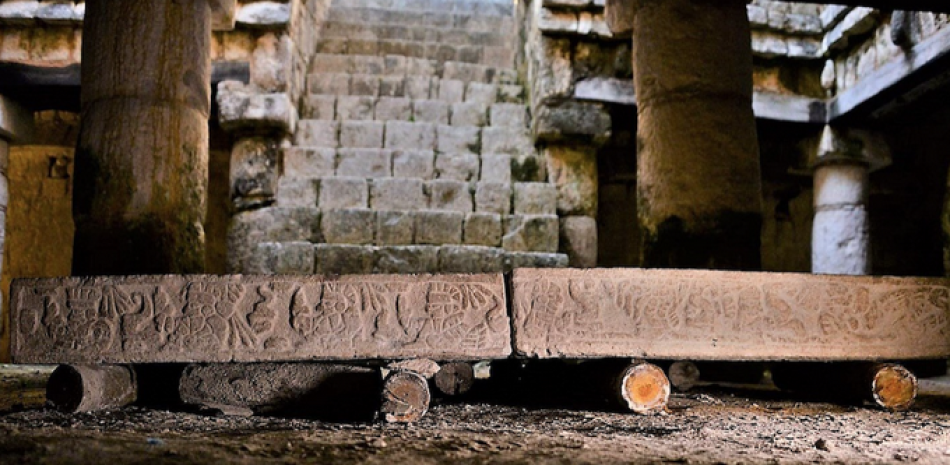 Fotografía cedida este viernes, por el Instituto Nacional de Antropología e Historia (INAH), que muestra fragmentos de una mesa de piedra hallados en la zona arqueológica de Chichén Itzá, en el estado de Yucatán (México).