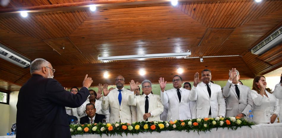 Waldo Ariel Suero y los demás galenos que salieron victoriosos en las pasadas elecciones del Colegio Médico Dominicano, se juramentan en sus cargos.  Foto: Adriano Rosario.