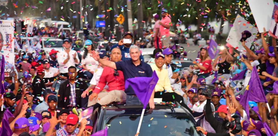 Gonzalo y Danilo mueven a miles en marcha caravana en la capital