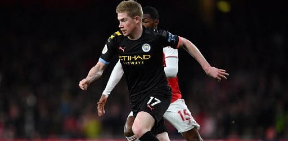 Kevin De Bruyne con el balón durante el partido de la Premier League inglesa entre el Arsenal y el Manchester City en el Emirates Stadium. Ben Stansall/AFP.