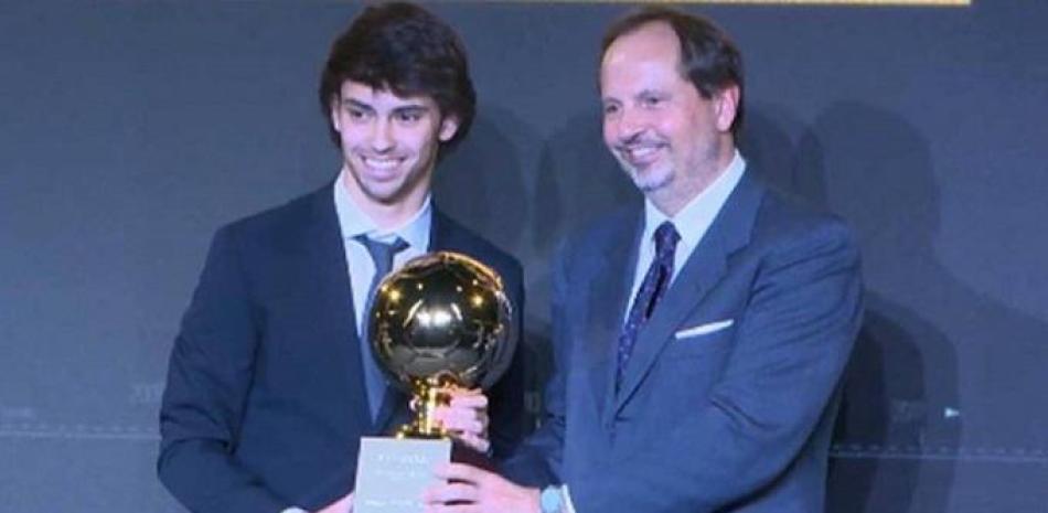 Joao Félix durante la ceremonia de entrega del premio 'Golden Boy'. Fuente: Diario As.