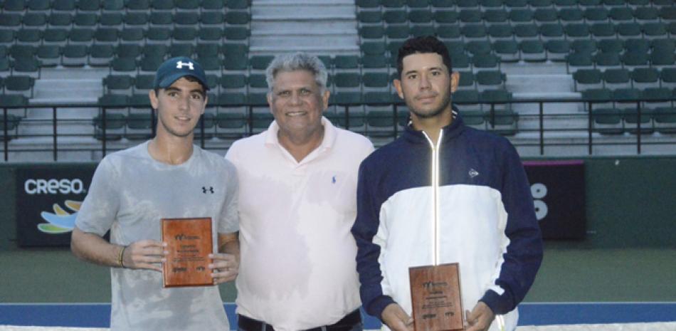 El doctor Manuel Antuña, centro, premia a Peter Bertrán y Nick Hart.