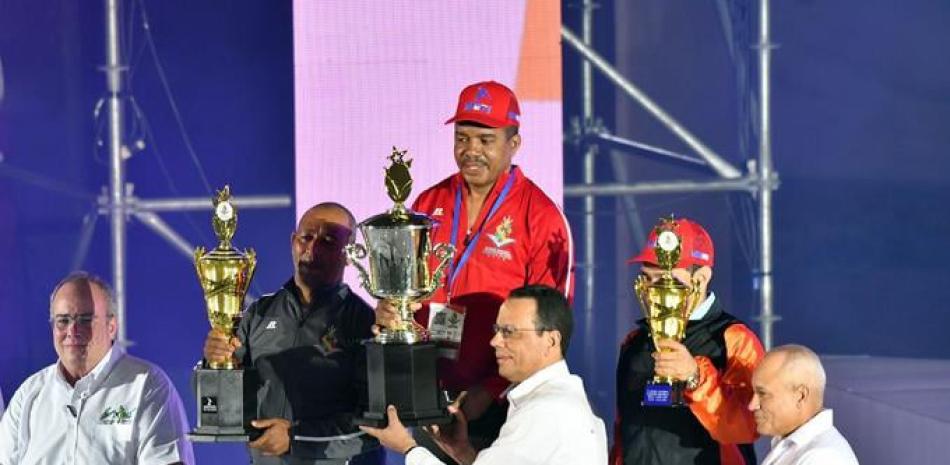 Antonio Peña Mirabal, entrega el trofeo de primer lugar a la representación Metropolitana, ganadora de los juegos. figuran Charlie Mariotti y Nicio Rosario, así como representantes de la sexta Zona y Noroeste.