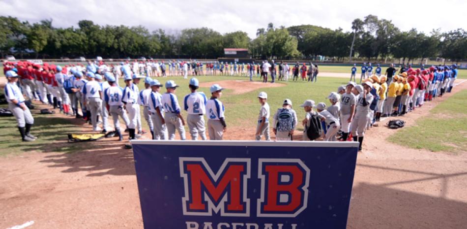 Vista del acto de inauguración de la 14ta. versión del torneo de béisbol navideño de la Academia MB.