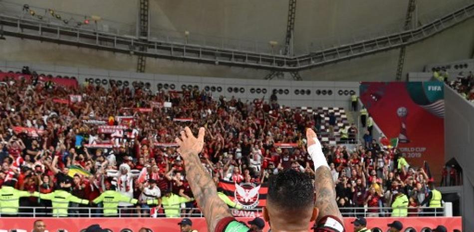 Gabriel Barbosa saluda a la multitud después de la victoria de su equipo durante la semifinal de la Copa Mundial de Clubes de la FIFA 2019 entre Flamengo y el al-Hilal en el Estadio Internacional Khalifa. Giuseppe Cacace/AFP.