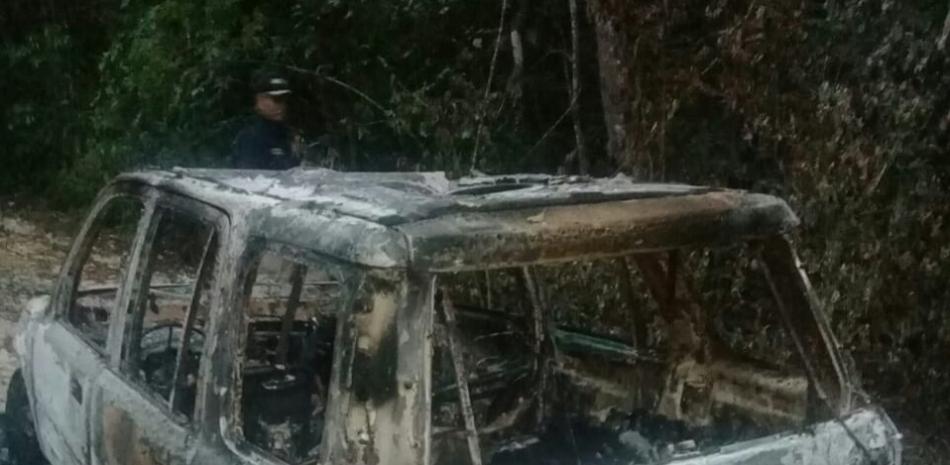 Vehículo incendiado entre los bateyes Higueral y Cacata donde murieron tres personas supuestamente a manos de Alfredo Mercedes.