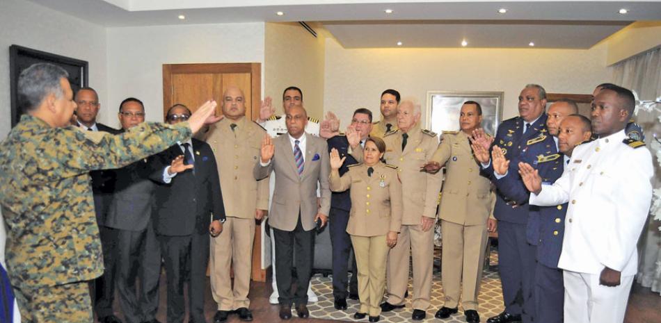 El teniente general Rubén Darío Paulino Sem, ministro de Defensa, toma el juramento al comité organizador de los 51 Juegos de las Fuerzas Armadas y la Policía Nacional.