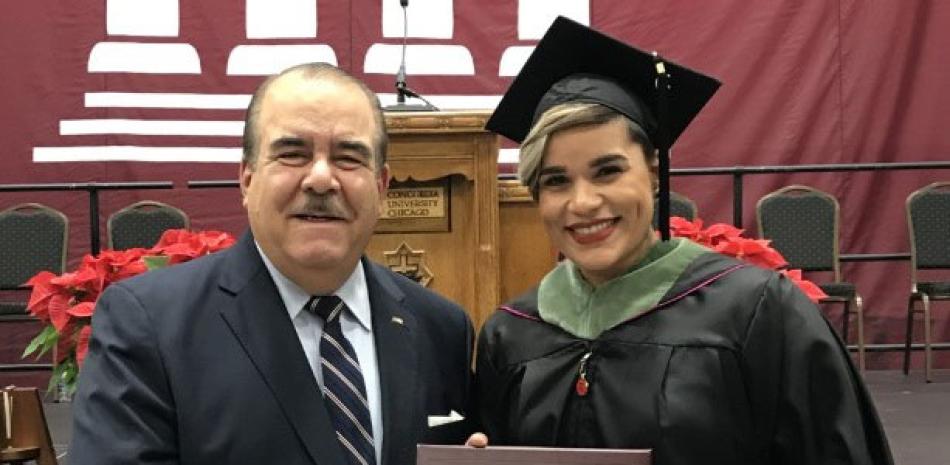 Cristóbal Marte acompañó a Domínguez en su graduación en Chicago.