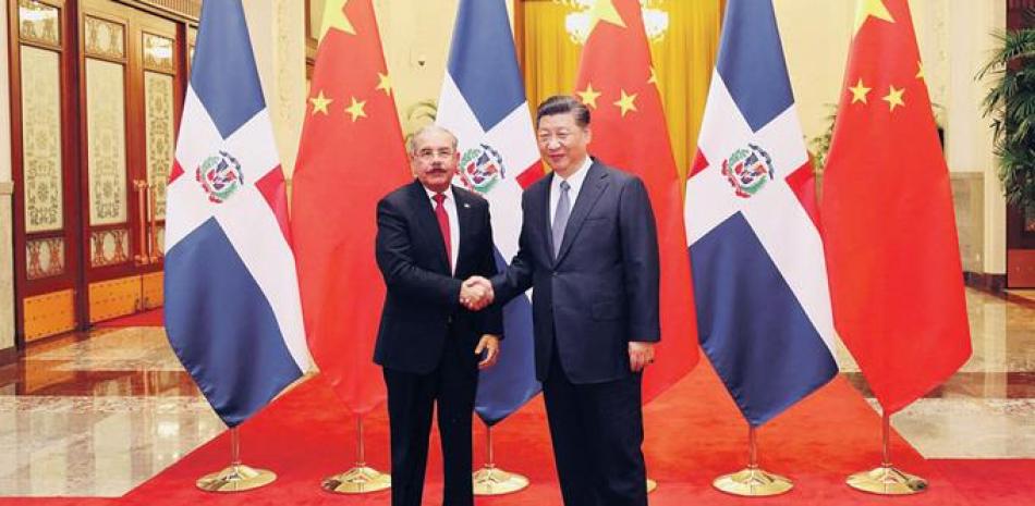 El presidente chino, Xi Jinping estrecha manos con el presidente Danilo Medina, a quien recibió a inicios de noviembre en el Gran Palacio del Pueblo, en Pekín, China.