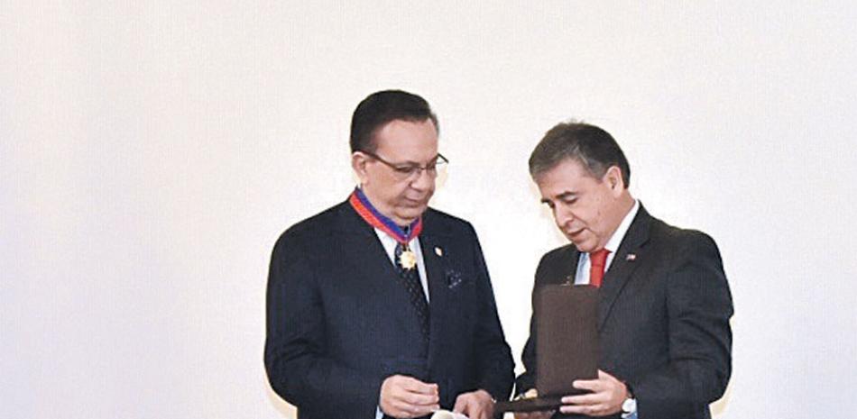 Valdez Albizu recibe la Orden Bernardo O’Higgins, máxima figura de la patria chilena. EXTERNA