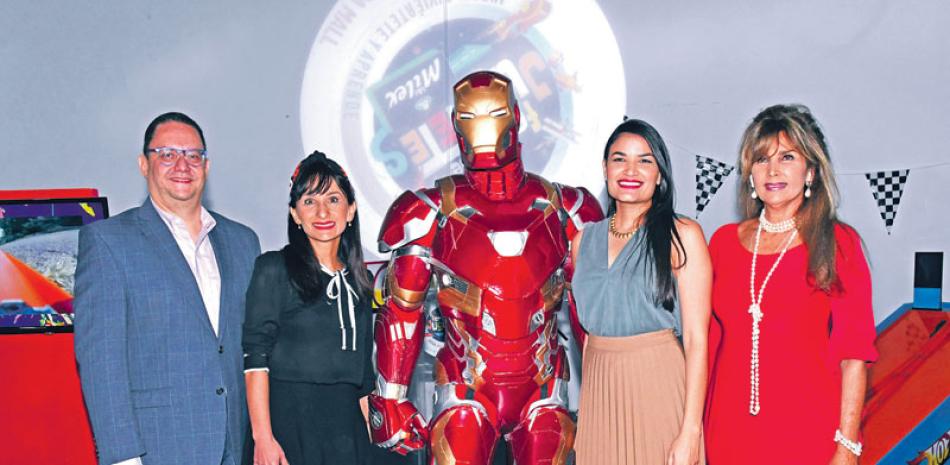 Guido Gil, Rocío Sánchez, el personaje de Iron Man, Amalia Ceballos y Luchy Dauhajre de Canaán.