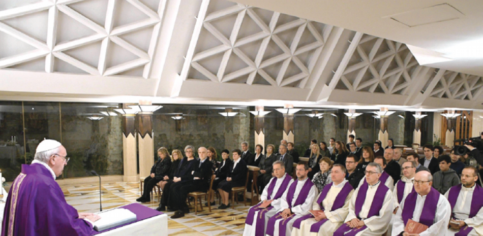 El Papa celebra una misa en la Casa de Santa Marta, ayer en El Vaticano. EFE