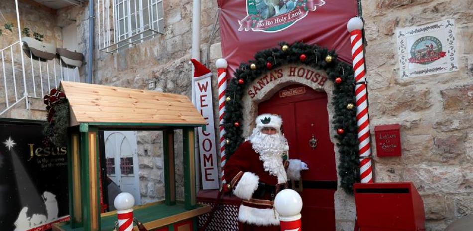 Un Santa Claus palestino en un barrio cristiano en Israel. EFE/Atef Safadi.