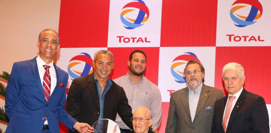 Alberto Castillo al momento de ser premiado en los premios Energy Total.