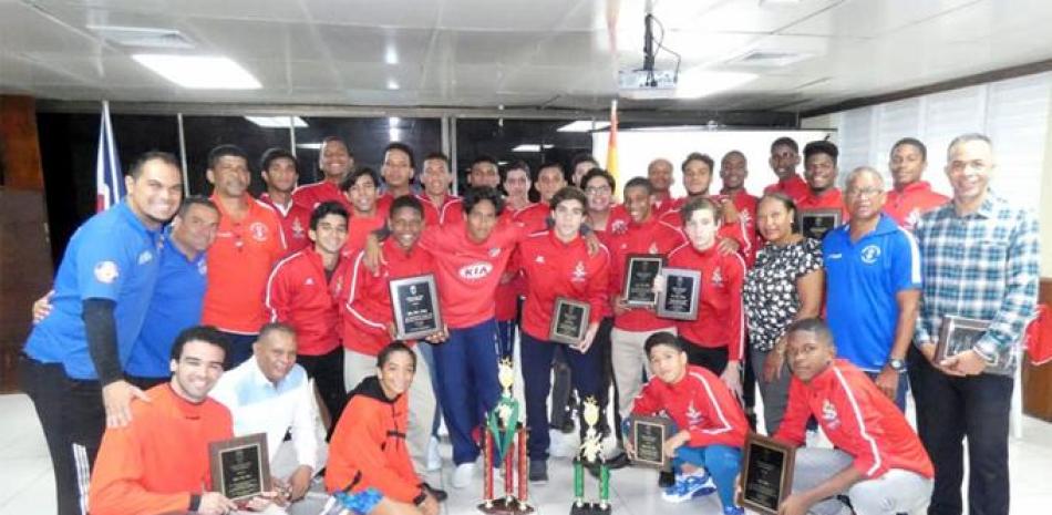 Los equipos masculino y femenino del Colegio San Judas Tadeo exhiben los trofeos de campeón y subcampeón del torneo de fútbol de los pasados Juegos Escolares.