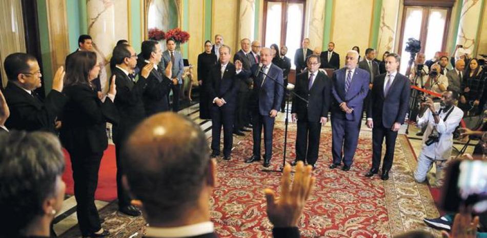 En abril del 2019, el presidente Daniló Medina, tomó el juramento al nuevo presidente de la Suprema, Luis Henry Molina, y a otros 11 magistrados de la alta corte.