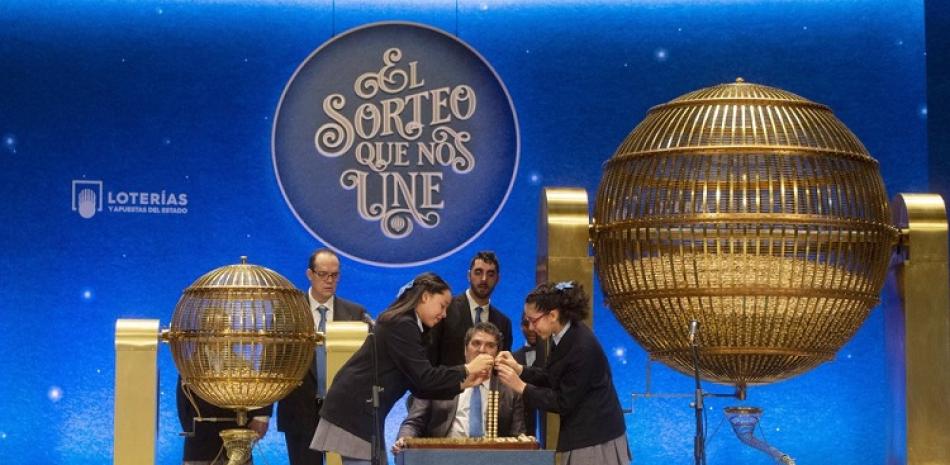 Alumnos de la escuela San Ildefonso de Madrid cantan el número ganador del sorteo de Lotería de Navidad española en el Teatro Real de Madrid, el domingo 22 de diciembre de 2019.AP.