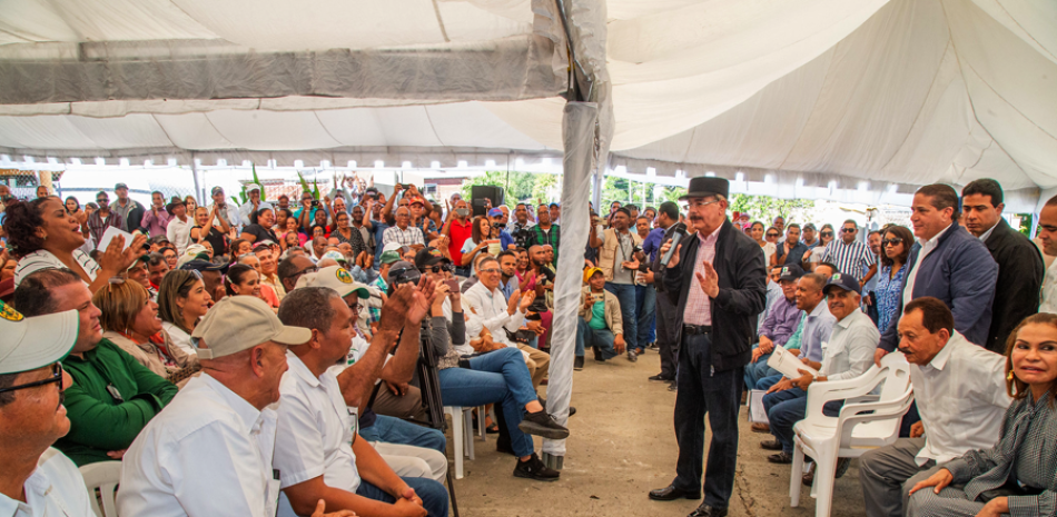 El mandatario habló con ganaderos de Loma de Cabrera y zonas aledañas.