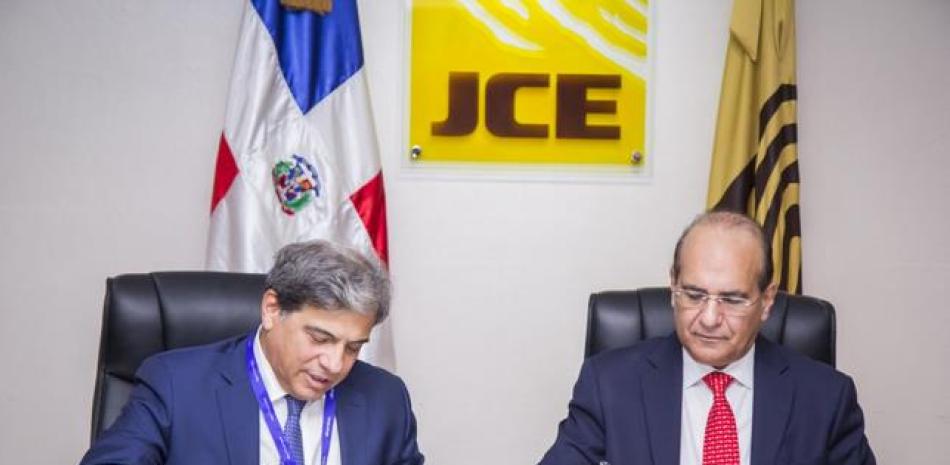 Foto del presidente de la Junta Central Electoral, Julio Castaños Guzmán, y el director general y representante legal de la empresa, Jaime Guevara.