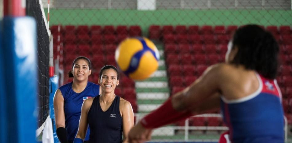 La jugadora de la selección femenina de voleibol de la República Dominicana Niverka Marte (c) participa en un entrenamiento este lunes en Santo Domingo (República Dominicana). El equipo, conocido como las "Reinas del Caribe", se prepara para el torneo Preolímpico que se realizará del 10 al 12 de enero de 2020 en Santo Domingo. EFE/Orlando Barría