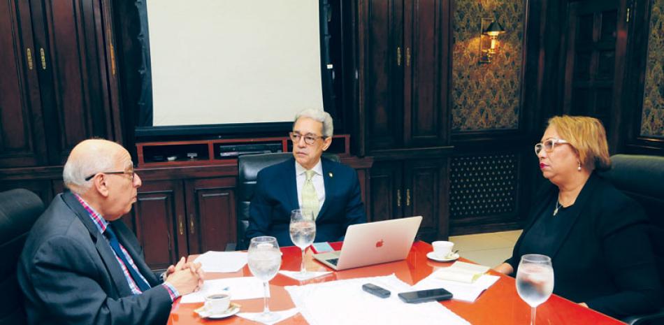 Luis Concepción, presidente de la Adoexpo, conversa con el economista Juan Guiliani Cury y con Cándida Acosta, editora LD.JORGE CRUZ/ LD