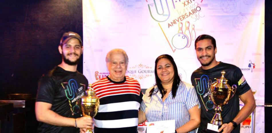 Rolando Sebelén y Yamilé Fatule premian a Octavio Cruz y Eduardo Suncar, ganadores de los primeros lugares del torneo aniversario del Sebelén Bowling Cemter.
