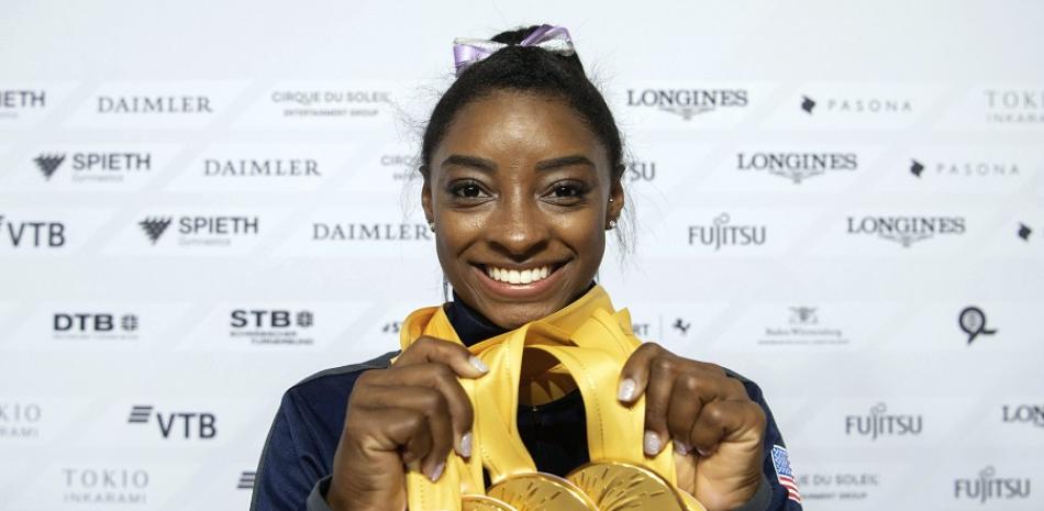 Simone Biles muestra la cosecha de medallas doradas conquistadas en los Juegos Olímpicos de Rio.