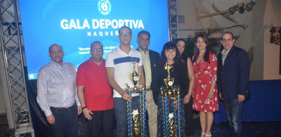 Shary Muñoz Martínez y Áxel del Castillo al momento de ser galardonado por Lucho Pou,presidente del Club Naco, y otros directivos.